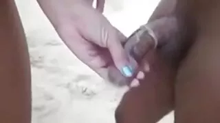 Эрэгтэй fucks ширээн дээр Cutie юбка, болгодог түүний гаслах