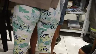 Үзүүртэй тахианаас охин эр бэлгийн эсийг сорохыг оролддог