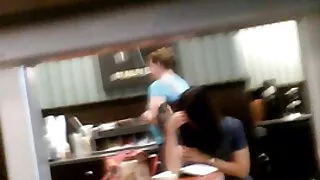 Тэр замын талаар тусгасан Түүний найз охин ширээн дээр pussy