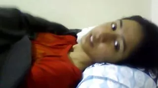 Ичимхий залуу охин ажиллаж Түүний ам дээр Түүний өвдөг