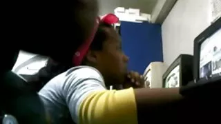 Ажлын ярилцлагын үеэр охин ширээн дээр бууж өгдөг