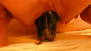 Янаглалаар дүүрэн охин үсний сойзоор masturbates