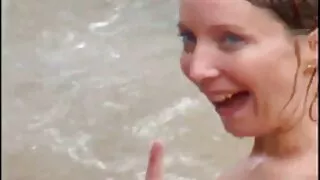 Халуун туршлагатай эмэгтэй fondles pussy vibrator хөгжилтэй