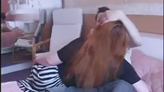 Хар үстэй хахал загасан охин цухуйх