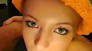 Сахалтай хийцгээ харуулсан тавилга, дараа нь fucks охин