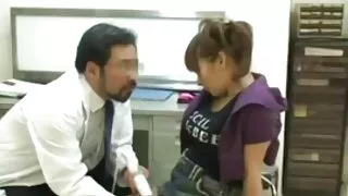 Залуу охин сэтгэл нь хөдөлсөн эмчид бууж өгөв