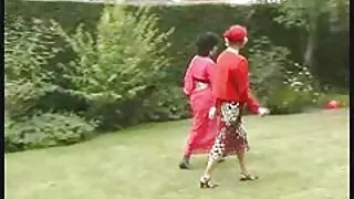 Squeaky орон дээр fucked охин банзал