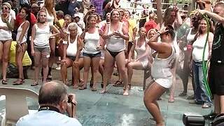 Нүүрэн дээр булэг нь охин зэрлэг баяр баясгалан байх юм