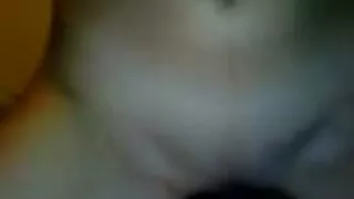 Нүдний шилтэй залуу эмэгтэйг Кукан дээр тарьж, хязгаар руу аваачдаг