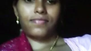 Корсет дахь Cutie нь эвэртэй тахиа залгидаг