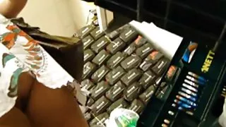 Шалан дээр сууж нүцгэн masturbating эмээ