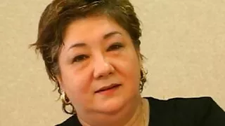 Өнөөдөр Азийн эмэгтэй хар хүний хойлог дээр өөрийгөө олж
