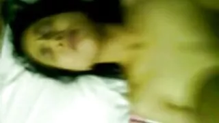 Эгч нар өвдөг сөгдөн хүүгийн бэлэг эрхтэнг илж