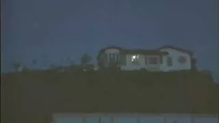 Хөөрхөн ямаа ханан дахь нүхээр сордог