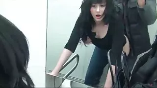 Том милкинг бүхий улаан араатан нь гаражид Кукан дээр тарьсан