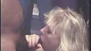 Ягаан fishnet нь Cutie нь резинэн тахиа сорон авахад чиглэгдсэн