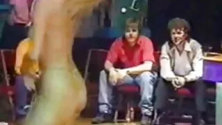 Залуу галзуугийн түүний бүрэн цэвэр илжиг дэгдээхэйн