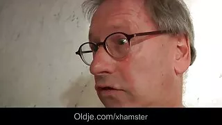 Сайхан охин licks хойлог унтлагын өрөөнд