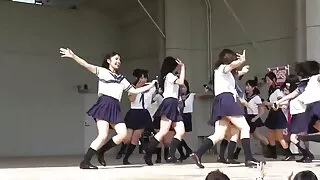 Тааламжтай сэрүүн эмэгтэй хийдэг blowjob болон сорон авахад чиглэгдсэн амттай булэг