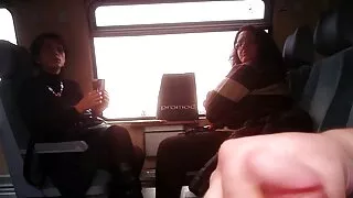 Эрхэм зочны өрөөнд эмээ fingering pussy нь хуруу